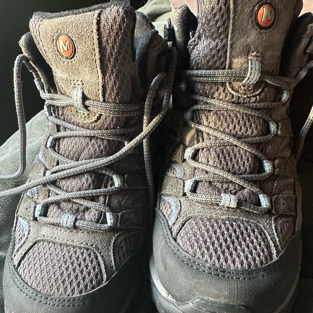 Merrell woman’s Moab 2 Mid waterproof hiking boot